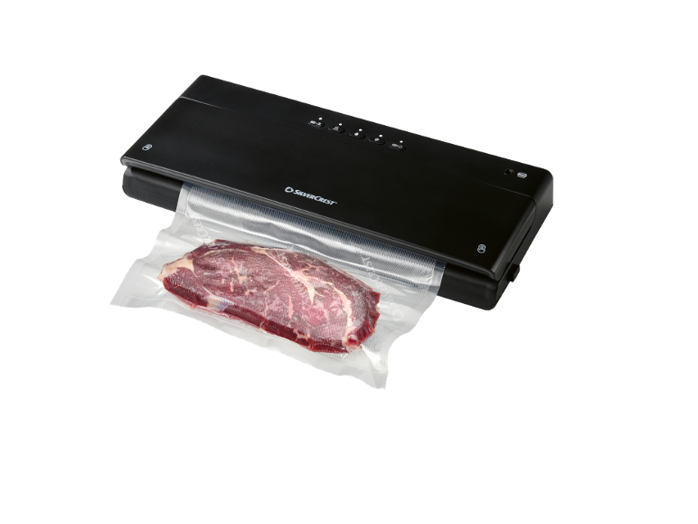 Vakuumiergerät mit rohem Rindfleisch in einem Vakuumbeutel.