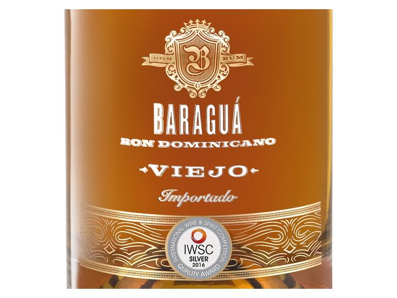 Eine Flasche dominikanischer Rum mit goldenem Etikett, mit einer Silberauszeichnung der IWSC 2016.