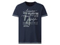 Ein dunkelblaues T-Shirt mit dem Aufdruck 'leisure relaxed vibe casual lifestyle urban style'