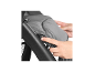 HAUCK Buggy Shopper Neo II: Hand drückt Knopf am Kinderwagengestell