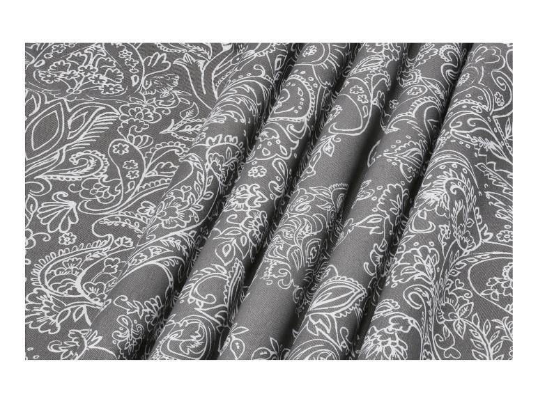 Grauer Stoff mit weißem Blumenmuster, gefaltet
