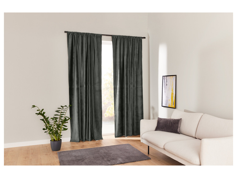 Dunkelgraue Vorhänge in einem modernen Wohnzimmer mit einem weißen Sofa und einem grauen Teppich.