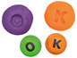 Vier Spielzeugknöpfe mit den Buchstaben K und O.