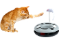 Katze spielt mit interaktivem Haustierspielzeug mit Maus an einer Feder.
