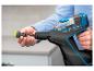 Person hält einen Bissell PowerFresh Slim Dampfreiniger und montiert eine Bürste.