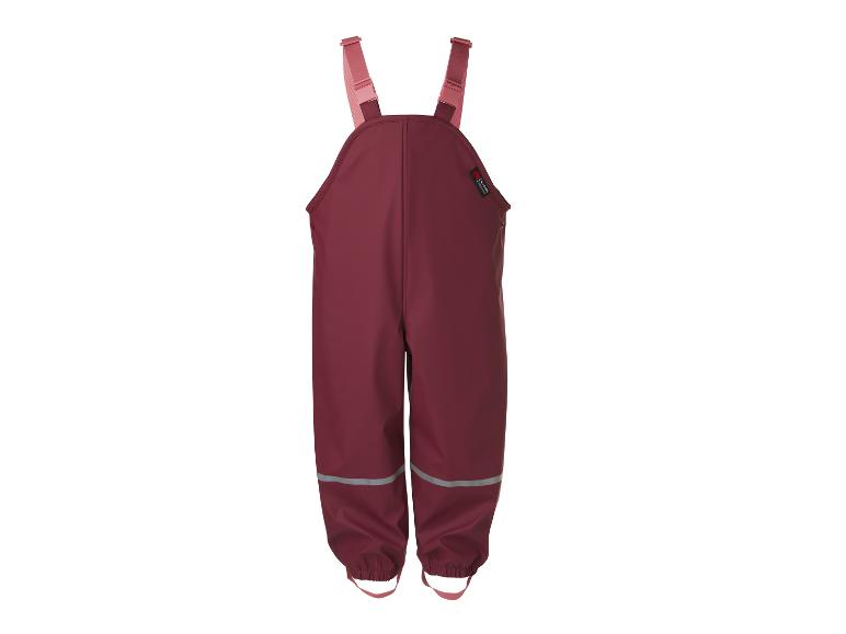 Bordeauxrote Kinder-Regenhose mit rosa Trägern und reflektierenden Streifen.