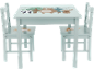 Kindertisch und zwei Stühle mit Waldtier-Dekorationen.