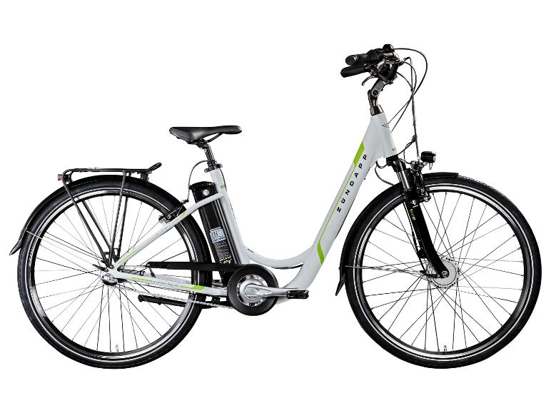 Ein weißes Zündapp E-Bike mit grünen Akzenten und Gepäckträger.