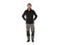 Mann in dunkelgrauem Fleece-Pullover und grauer Arbeitshose mit schwarzen Einsätzen.