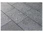 Dunkelgraue Pflasterplatten mit körniger Textur und Fugenlinien.