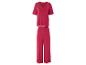 Ein rosa Pyjama mit kurzen Ärmeln und einer Hose mit Spitze.