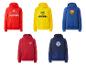 Fünf Kapuzenpullover mit Logos und Texten von Fußballvereinen, darunter „FC Bayern“, „Borussia Dortmund“, „Arsenal“ und „Chelsea“.