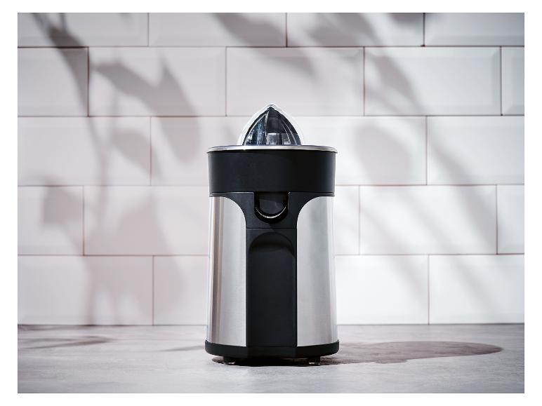 Elektrische Zitruspresse aus Edelstahl auf einer Küchenarbeitsplatte