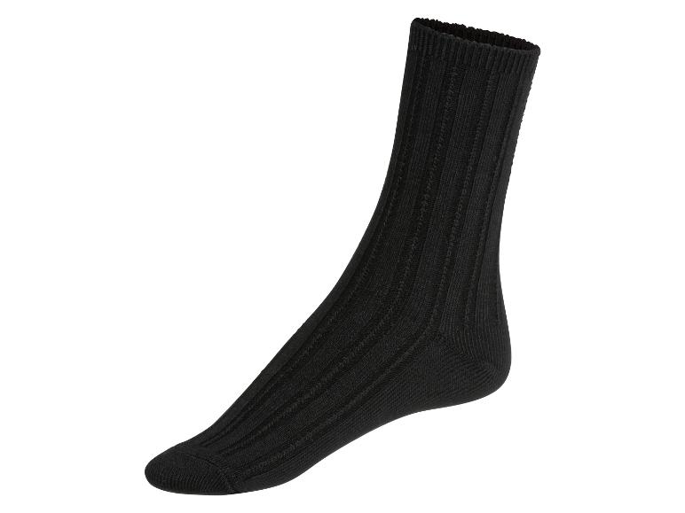 Eine schwarze Socke mit Rippenmuster.