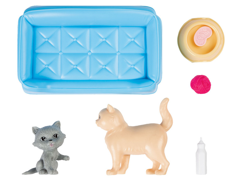 Ein blaues Hundebett, eine Katze, eine Futterschale, ein Knäuel Garn und eine Milchflasche.