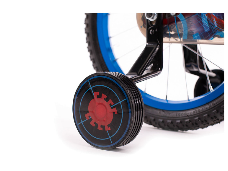 Ein Kinderfahrrad mit blauen Reifen und Spider-Man Stützrädern.
