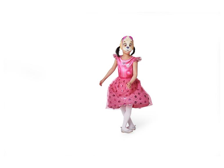 Ein Mädchen trägt ein rosa Paw Patrol-Kleid und eine Maske.