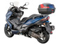 Ein blauer Yamaha XMAX-Roller mit Topcase.