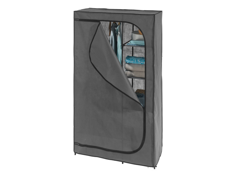 Ein grauer Textilschrank mit offener Tür, innen Kleidung und Accessoires.