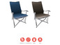 Zwei blaue und braune Campingklappstühle.