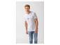 Mann in einem weißen Kurzarm-T-Shirt und blauen Jeans.