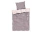 Lila Bettwäsche mit geometrischem Muster: Bettbezug und Kissenbezug.