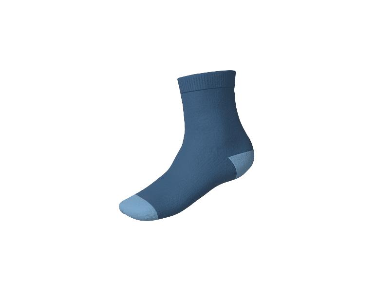 Blauer Socken mit hellblauer Spitze und Ferse.