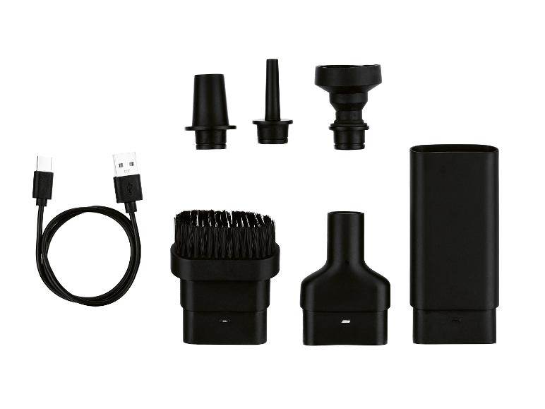 Set aus schwarzen Staubsaugeraufsätzen und einem USB-Ladekabel