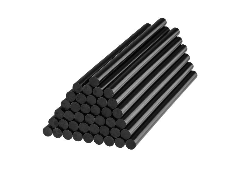 Ein Stapel schwarzer Klebesticks für eine Heißklebepistole.