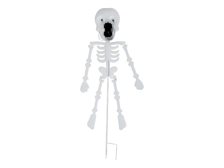 Weiße Skelett-Halloween-Dekoration mit Steuerbox am Kopf, auf weißem Hintergrund.