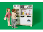 Zwei Kinder spielen mit einer Holzküche mit Mikrowelle, Backofen und Waschmaschine.