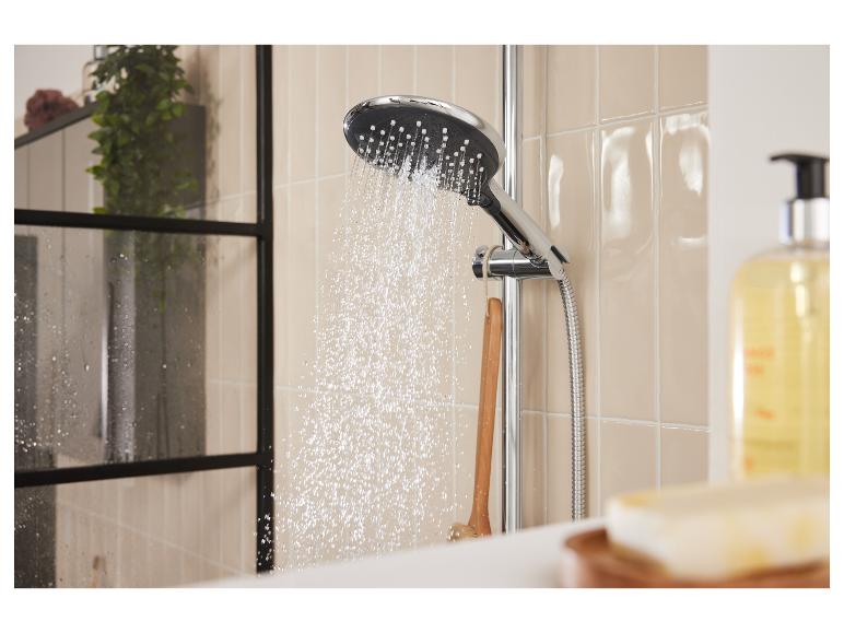 Regendusche mit modernem Badezimmerzubehör.