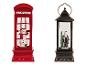 Zwei Weihnachtsdekorationen: eine rote Telefonzelle mit Schneemann und eine Laterne mit Weihnachtsmann.
