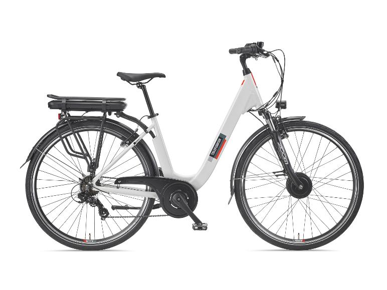 Weißes E-Bike mit schwarzem Sattel, Gepäckträger und Schutzblechen.