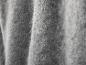 Nahaufnahme des weichen, grauen Stoffs des ESMARA® Mohair-Pullovers.