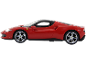 Rotes Spielzeug-Sportauto auf schwarzem Hintergrund