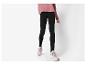 Frau in rosa Pullover und schwarzen Leggings mit beigen Sneakern
