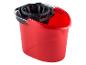 Roter Eimer mit Mopp-Presse.