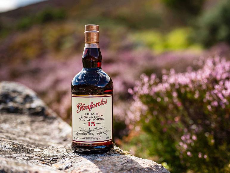 Flasche Glenfarclas 15 Jahre alter schottischer Whisky vor Heidelandschaft.