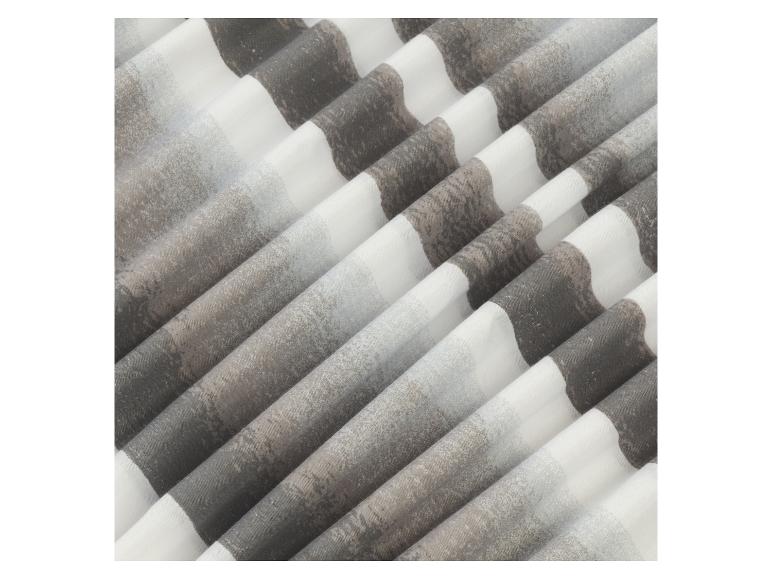 Weißer Stoff mit grauen und braunen Streifen.