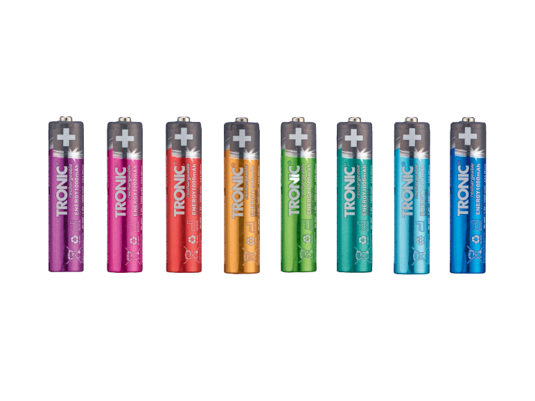 Acht farbige wiederaufladbare AAA-Batterien, jeweils 1000mAh, in einer Reihe angeordnet.