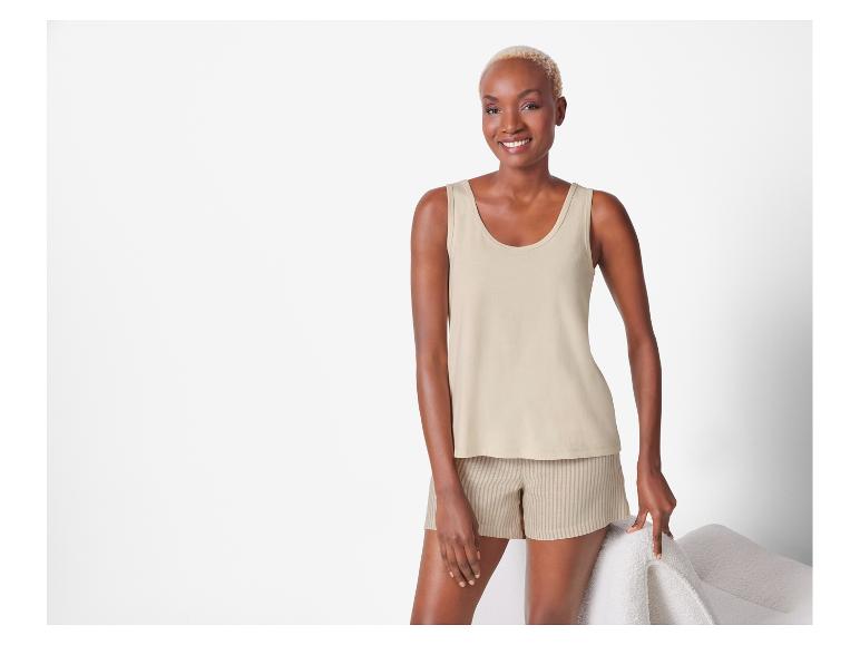 Beige Nachthemd und Shorts; minimalistischer Stil.