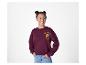 Lächelndes Mädchen in einem bordeauxroten Sweatshirt mit „Croissant Club“-Grafik und blauen Jeans.
