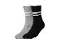 Zwei Paar Kindersocken: ein Paar grau mit weißen Streifen, ein Paar schwarz mit weißen Streifen.