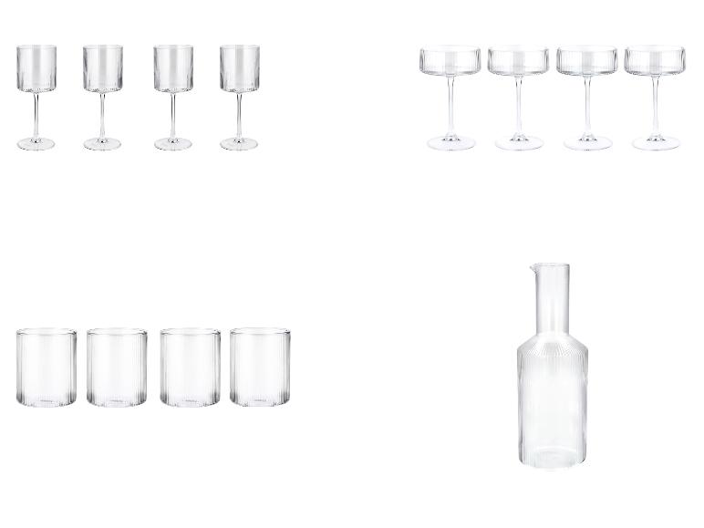 Set aus gerippten Glasbechern und einer Karaffe.