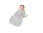 Baby in einem Schlafsack mit Eisbärenmuster und einem Plüschhasen.