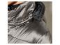 Detail einer grauen Daunenjacke mit Kapuze.