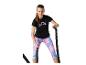 Frau in schwarzem T-Shirt und bunten Leggings trainiert mit Battle Ropes.