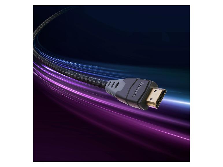 HDMI-Kabel mit geflochtenem Kabel und vergoldetem Stecker, auf dynamisch beleuchtetem Hintergrund.