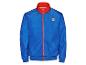 Blaue Sportjacke mit rotem Reißverschluss und Kragen, mit Logo auf der Brust.